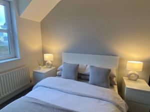 Postel nebo postele na pokoji v ubytování Téach Cara - 5 Bedroom - Culdaff