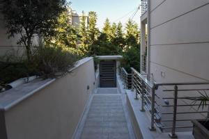 eine Treppe, die zu einem Gebäude mit einer Tür führt in der Unterkunft Apartment in Peania in Paianía