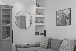 - un salon avec un canapé et un miroir dans l'établissement Belva Blue, à Athènes