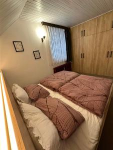 Tempat tidur dalam kamar di Apartma Marni