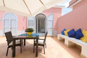 a dining room with a table and chairs and a couch at B&B Mediterraneo in Procida