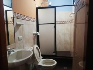 Koupelna v ubytování Centro Macas