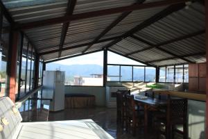 uma cozinha e sala de jantar com vista para as montanhas em Centro Macas em Macas