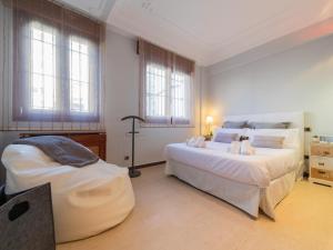 1 dormitorio con 2 camas y 2 ventanas en Pozas Accommodation by Next Stop Bilbao, en Bilbao