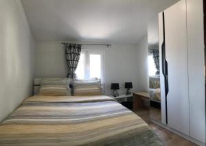 1 dormitorio con 2 camas y espejo en Kalliston - Meteora en Kalambaka