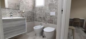 y baño con aseo y lavamanos. en Giliberto Rooms, en Portopalo di Capo Passero