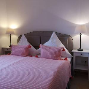 Postel nebo postele na pokoji v ubytování Ferienwohnung Gutshof in Seenähe + 17 fotografií