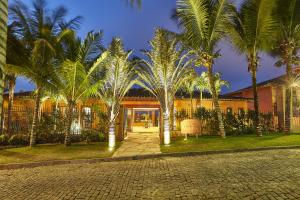 un bâtiment avec des palmiers en face de celui-ci dans l'établissement PortoBay Búzios, à Búzios