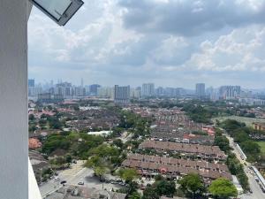 eine Luftansicht einer Stadt mit Gebäuden im Hintergrund in der Unterkunft residensi condominium, taman melati, danau kota, gombak in Kuala Lumpur