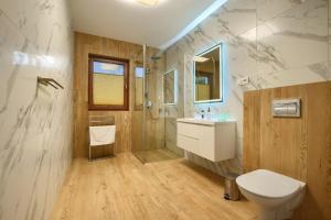 Koupelna v ubytování Apartamenty Bianka + 37 fotografií