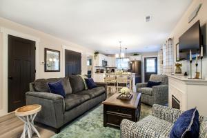 een woonkamer met een bank en stoelen en een keuken bij Blue Valley Inn - Hot Tub & Spacious Play Area! in Knoxville