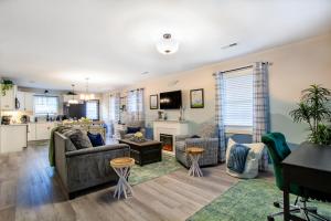 een woonkamer met een bank en een keuken bij Blue Valley Inn - Hot Tub & Spacious Play Area! in Knoxville