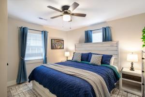 - une chambre avec un lit et un ventilateur de plafond dans l'établissement Blue Valley Inn - Hot Tub & Spacious Play Area!, à Knoxville