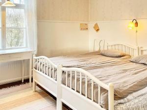 um quarto com duas camas brancas num quarto em Holiday home Edsbruk em Edsbruk