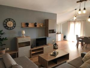 salon z kanapą i stołem w obiekcie Kalliston - Meteora w Kalambace
