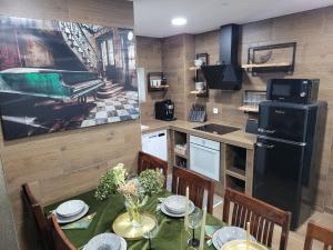 eine Küche und ein Esszimmer mit einem Tisch und einem Kühlschrank in der Unterkunft Chalupa Oslany in Oslany