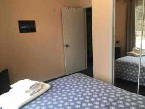 Cama ou camas em um quarto em Freeda's Place