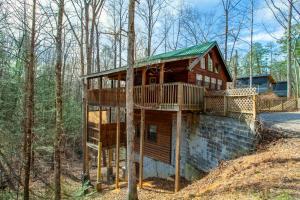 a tree house in the middle of the woods at Lovers Paradise Hot Tub Grill Fireplace in Sevierville