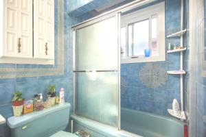 Freeda's Place في تورونتو: حمام مع دش ومرحاض ومغسلة