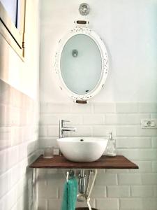 uma casa de banho com um lavatório branco e um espelho. em Casa Las Enanitas I - Casa Leo em Fuencaliente de la Palma