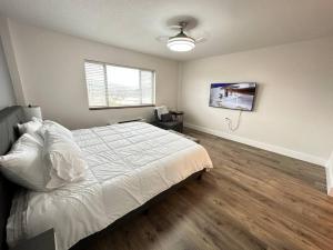 una camera con un grande letto e una finestra di Cozy 1 bedroom Apartment in Downtown Gadsden, AL a Gadsden