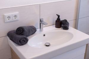a bathroom sink with towels on top of it at Der Hochkönigblick in Dienten am Hochkönig