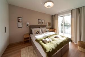 Posteľ alebo postele v izbe v ubytovaní Apartament Dziwnów Sagaris Spa