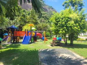 Lasten leikkialue majoituspaikassa Linda casa no Rio de Janeiro (Itanhangá)