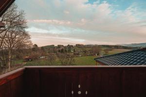 einen Balkon mit Blick auf ein Feld und den Himmel in der Unterkunft Farma František in Stachy