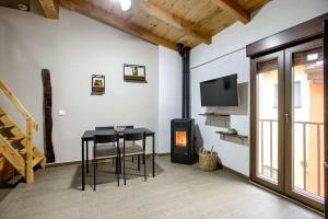 布里韋加的住宿－El Capricho de Brihuega，一间带桌子和壁炉的用餐室