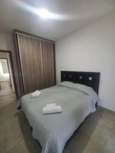 um quarto com uma cama com duas toalhas em Departamento Moreno Park Bloque 16 em Luján de Cuyo