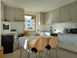 a kitchen with a table and chairs in it at Paragole in Pera