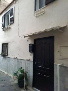ナポリにあるLovely Glaucus's cottageの建物側の黒い扉