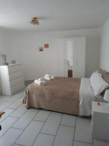 ナポリにあるLovely Glaucus's cottageの白いタイルフロアのベッドルーム1室(ベッド1台付)