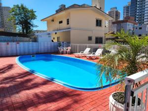 a swimming pool on the roof of a house at Res Diego Marcelo Dk3 - Piscina, Sinuca, Churrasqueira, Garagem ITAPEMA in Itapema