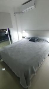 1 cama blanca grande en una habitación con en VENETO VILLAGE en Villa Carlos Paz