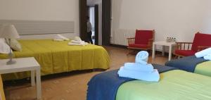 A bed or beds in a room at espai Abadia