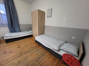 Posteľ alebo postele v izbe v ubytovaní Tanie spanie Wilda - Zameldowanie bezobsługowe -