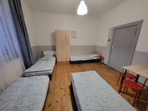 Posteľ alebo postele v izbe v ubytovaní Tanie spanie Wilda - Zameldowanie bezobsługowe -