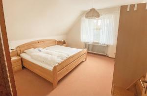 1 dormitorio con cama y ventana en Ferienwohnungen Schierbaum, en Lembruch