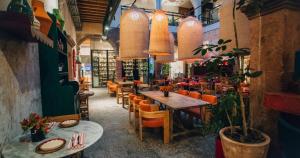 un restaurante con mesas y sillas en una habitación en LOtel-Casa Arca, en San Miguel de Allende