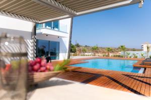 uma villa com uma piscina e uma cesta de frutas em Cove Seaview Villas em Agia Napa
