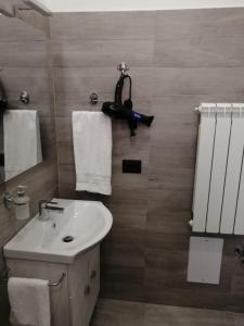 un baño con lavabo y una cámara en la pared en B&B San Pietro, en Scafati