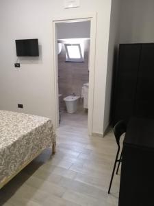 een kamer met een bed en een badkamer met een toilet bij B&B San Pietro in Scafati