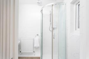Ванная комната в Skyvillion - London Enfield 4 Bedroom Lush House Free Parking Garden