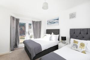 Ein Bett oder Betten in einem Zimmer der Unterkunft Skyvillion - London Enfield 4 Bedroom Lush House Free Parking Garden