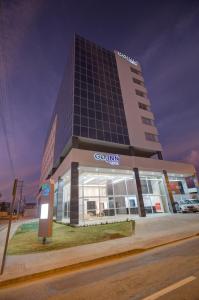 un edificio con un letrero de Google delante de él en Go Inn São Mateus, en São Mateus