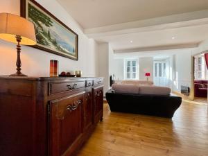 een woonkamer met een bed en een tafel bij Jardin de la Garrigue - Maison 160m2 - Piscine in Aragon