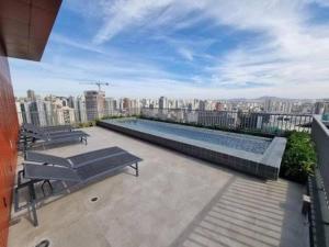 un balcón con piscina en la parte superior de un edificio en Studio Allianz Perdizes en São Paulo