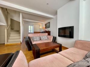 salon z kanapą i stołem w obiekcie Jardin de la Garrigue - Maison 160m2 - Piscine w mieście Aragon